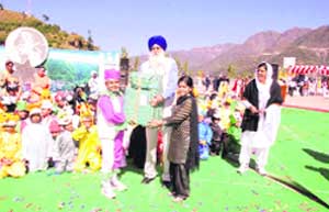 Ajmer Singh Lakhowal, chairman of the Punjab Mandi Board and president of the Bhartiya Kissan Union, distributes prizes to the winners at the annual function of Akal Academy at Baru Sahib on Sunday. 
