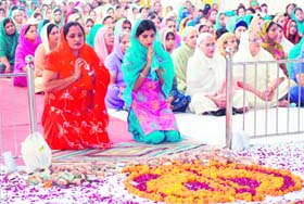 Devotees offer prayers on the eve 474th Prakash Utsav of Guru Ramdas at Gurdwara Dera Karsewa in Karnal