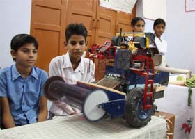 Students of Government Elementary School, Mohalla Jhuttika, presenting their model of a harvesting machine at a science exhibition organised at SSD Moti Ram Kanya Mahavidyalaya in Bathinda