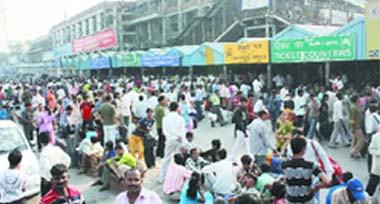 New Delhi Railway Station flooded with passengers after several Bihar-bound trains were cancelled owing to the recent clash between Maharashtra Navnirman Sena activists and North Indian railway job aspirants in Maharashtra, in New Delhi 