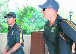 Australian captain Ricky Ponting (L) and Matthew Hayden arrive at a hotel in New Delhi on Wednesday ahead of the third Test match of the ongoing Border-Gavaskar Series.
