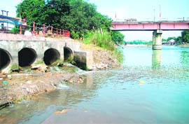 A sewerage nullah dumps filth into the Ganga near Har ki Pauri in Haridwar
