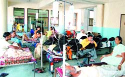 The number of outdoor patients is so high that the hospital is facing a severe shortage of beds. 