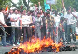 NSUI members protest against the right wing of Hindu groups, who were involved in the Malegaon blasts in Maharashtra, in New Delhi 