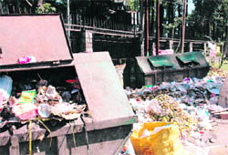 Garbage scattered on Kaulagarh road in Dehradun.