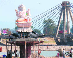 The statue of the Ganga being installed at Har-ki-Pauri.