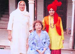 Wamiqa Gabbi and Bachno Devi with Saroj Khan