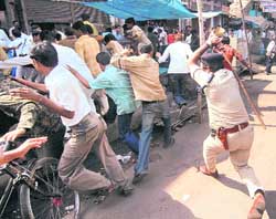 The police resorts to lathi charge to disperse students of Patna University, who were protesting against assaults on Railways exam candidates by MNS workers in Maharashtra, in Patna 