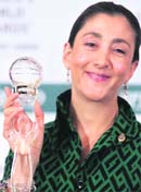 Ingrid Betancourt poses with the "Woman of the Year Award " trophy, which was presented by the World Awards organisation, during a news conference in Vienna on Sunday.  Reuters