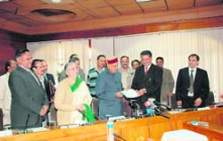 CMD of the Sutlej Jal Vidyut Nigam H.K. Sharma presents a cheque of Rs 2 crore as contribution towards the Chief Ministers Relief Fund to Chief Minister P.K. Dhumal in Shiml