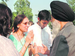 Punjab cooperatives minister Kanwaljit Singh shares the grief with the family of Capt Dalip Kataria at the cremation ground, Sector 25, Chandigarh, on Friday.