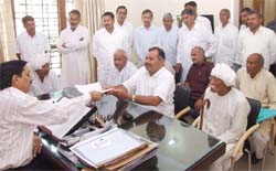Villagers demand cancellation of Bandhwari garbage dumping station from municipal commissioner Rajeev Sharma