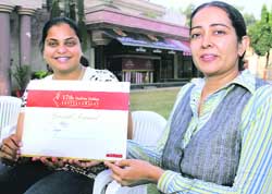 Manmeet Grewal and Preeti Kansal of Agaaz Charitable Foundation, an NGO, with the Godfrey Phillips Bravery Award in Ludhiana 