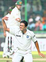 Anil Kumble calls team physiotherapist after he got hurt on the third day of the third Test