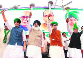 NDA leaders Rajnath Singh, Parkash Singh Badal, L.K. Advani and Om Prakash Chautala at the vijay sankalp rally in Sonepat