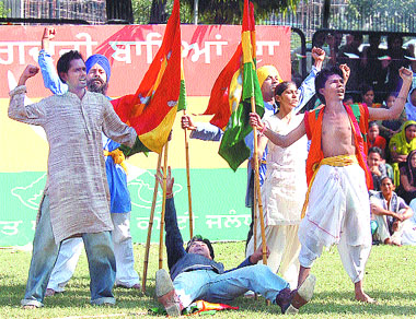 The third day of the Mela Gadari Babeyan da began with the hoisting of the Gadar Party flag by Prof Dalbir Kaur, member of the Desh Bhagat Yadgar Hall Committee.