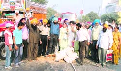 Anti-Sikh riot victims burn effigies of Congress leaders in Ludhiana