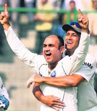 Virus High 5: Virender Sehwag (L) and Anil Kumble celebrate the wicket of Cameron White. 