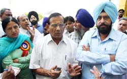 BMC mayor Baljeet Singh Bir Behman, senior deputy mayor Tarsem Goyal and deputy mayor Gurwinder Pal Kaur along with other councillors express resentment against the district administration in Bathinda