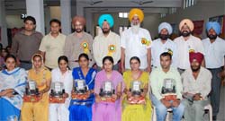 Winners pose at the 'Inaami Chitthi Samman' programme organised by the Naujawan Manch of the Punjabi Tribune at Guru Nanak College in Moga on Monday. Also seen in the picture are G.S. Sidhu Damdami, editor, Punjabi Tribune, and Satwant Singh Johal, deputy commissioner, Moga.