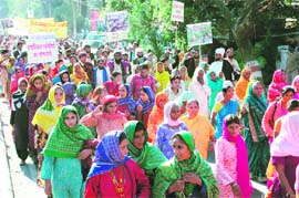 Forest dwellers take out a march from Gandhi Park to Secretariat in Dehradun on Monday.