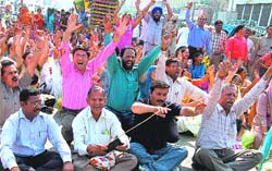 Protesters raise slogans against the state government at Company Bagh in Jalandhar