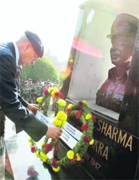 Governor N. N. Vohra lays a wreath on the memorial to Major Somnath Sharma in Srinagar