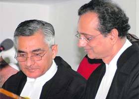 Chief Justice Tirath Singh Thakur administers the oath to Justice K. Kannan in Chandigarh