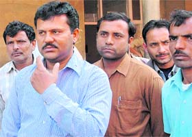 Pawan Kumar, the murder victim’s colleague, narrates the incident to mediapersons at the PGI in Chandigarh