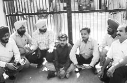 Mediapersons stage dharna outise the Kharar Municipal Council office