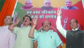 (2nd from left) NCP leader Sukhbir Panwar joins the BJP in presence of Arun Jaitley, V.K. Malhotra and Harsh Vardhan at a press meet in New Delhi