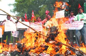Activists of the Naujawan Bharat Sabha burn the effigy of union home minister Shivraj Patil protesting against attacks on north Indians in Maharashtra, at Jantar Mantar in New Delhi