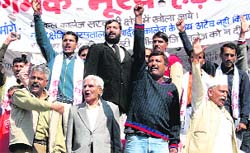 BJP workers and activists of the Mandi Medical College Sangharsh Samiti raising pro and anti-government slogans on medical college issue in Mandi 