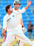 Sachin Tendulkar (L) is watched by Australia's Simon Katich as he bowls on the second day of the fourth and final Test.