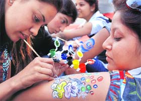Paint(b)rush: Youngistanis make a beeline for getting colours dabbed on their bodies