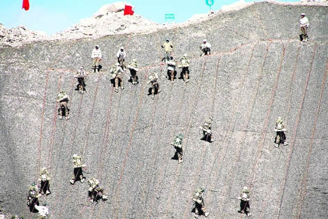 Jawans wearing Siachen uniform that costs up to Rs 1 lakh climb up 
