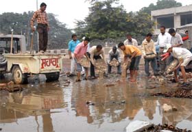 Volunteers of the Sahara Jan Seva filling up the ditch on the Bathinda-Goniana road, which had made the road prone to accidents