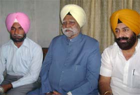 Chairman of National Commission for SC/ST, Buta Singh, talking to media persons in Abohar