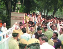 Supporters of Burari Vidhan Sabha constituency leader Zile Singh protest outside the AICC office in Delhi 