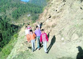 The Chopal-Shantha Kumra road that witnessed a massive landslide at Shantha nullah on September 20 has not been cleared so far, putting life of villagers to risk