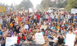 Students of Giani Zail Singh College of Engineering and Technology blocking the traffic on NH-64 in Bathinda