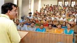 Sudhirendar Sharma, an ecologist, addressing students of the Government Rajendera College in Bathinda
