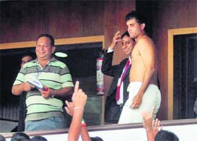 Ganguly takes off his shirt in Nagpur