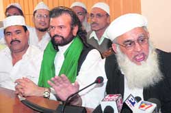 Maulana Habib-ur-Rehman Sa-ani Ludhianavi, along with Hans Raj Hans, at a press conference in Jalandhar on Tuesday. 