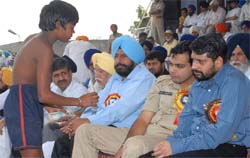 The district authorities faced embarrassment on Children's Day when during the Indo-Pakistan kabaddi match on Friday, a boy sneaked into the VIP gallery and started begging from the dignitaries, including the BMC Mayor, DC and SSP