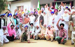 BKU activists protest at the Payal police station, near Ahmedgarh