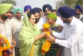 Surinder Kaur Badal being welcomed in Abohar