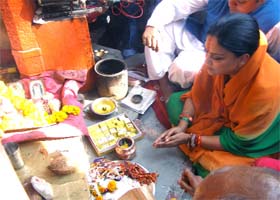 Rajasthan CM Vasundhara Raje performing pooja before filing her nomination in Jhalawar constituency