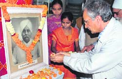 Prof S.L. Sharma, chief guest on the 80th anniversary of the martyrdom of Lala Lajpat Rai, pays tributes to the Punjab Kesari at Lajpat Rai Bhawan in Chandigarh