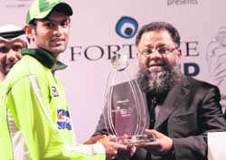 Pakistaini captain Shoaib Malik (L) receives the winners trophy from Said Mohammed Ali, CEO of the Fortune Group, after Pakistan won the third one-day international in Abu Dhabi on Sunday. 